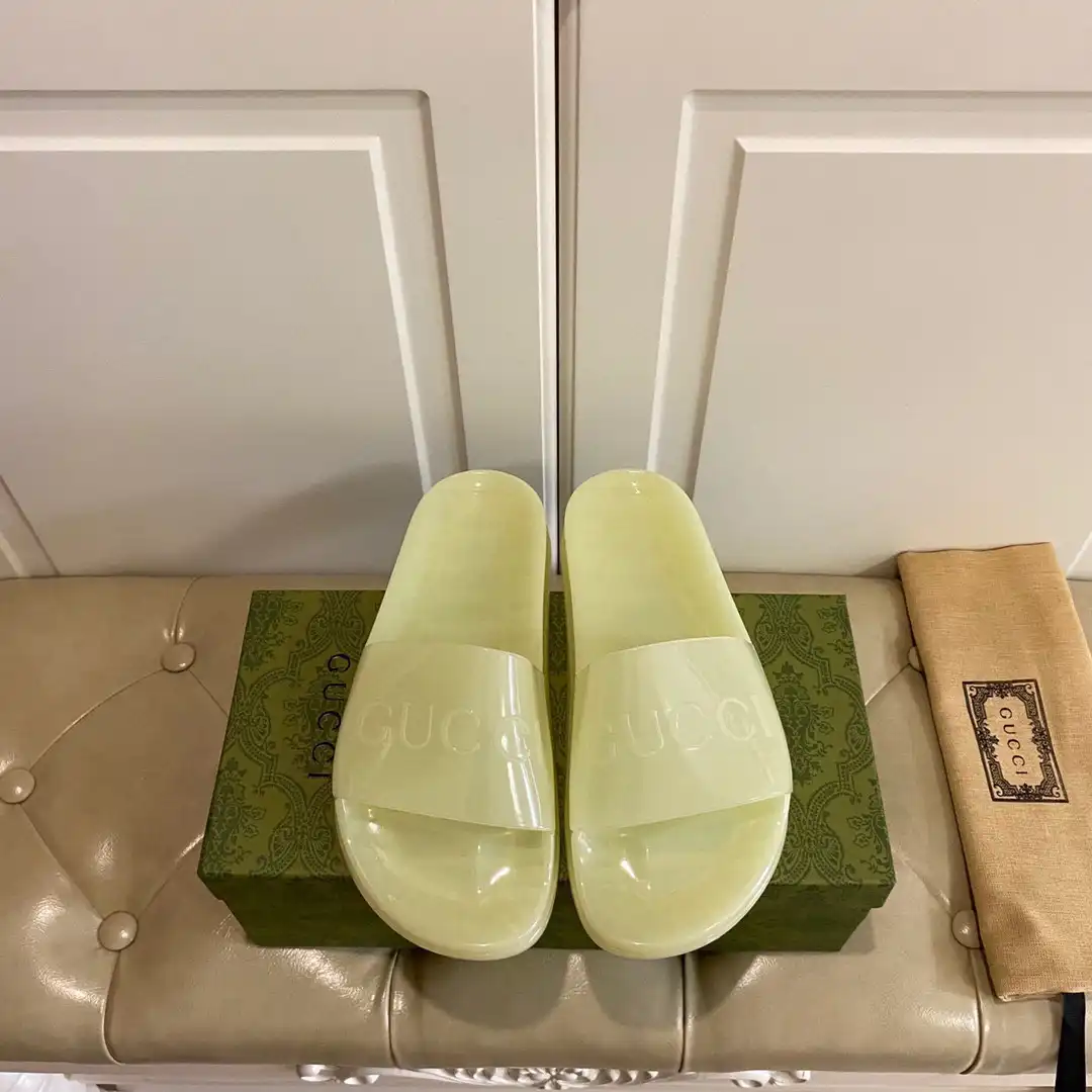 GUCCI slide with Gucci logo