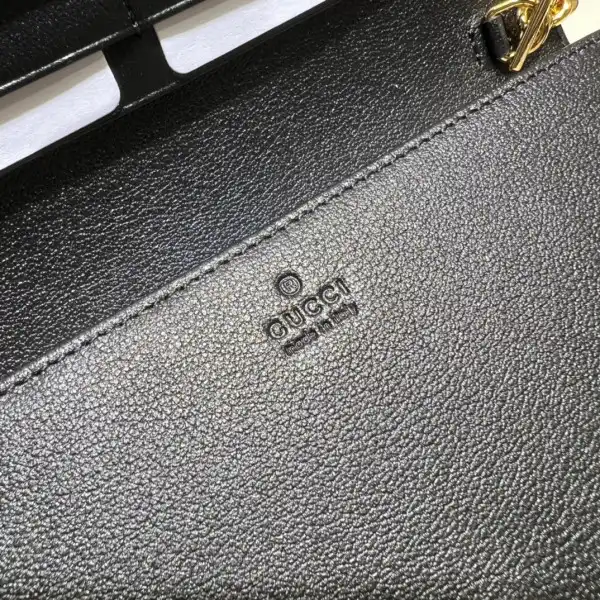 GUCCI GG wallet with chain