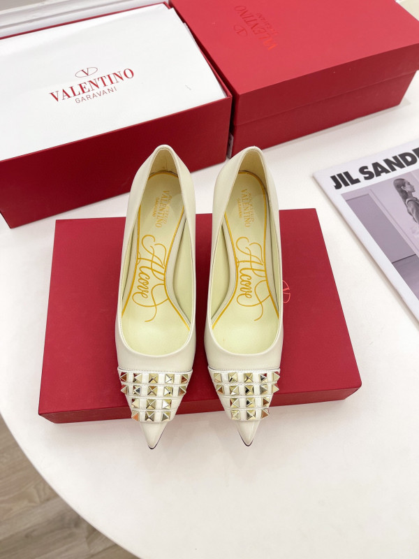 VALENTINO ROCKSTUD ALCOVE KIDSKIN AND PATENT-LEATHER PUMP