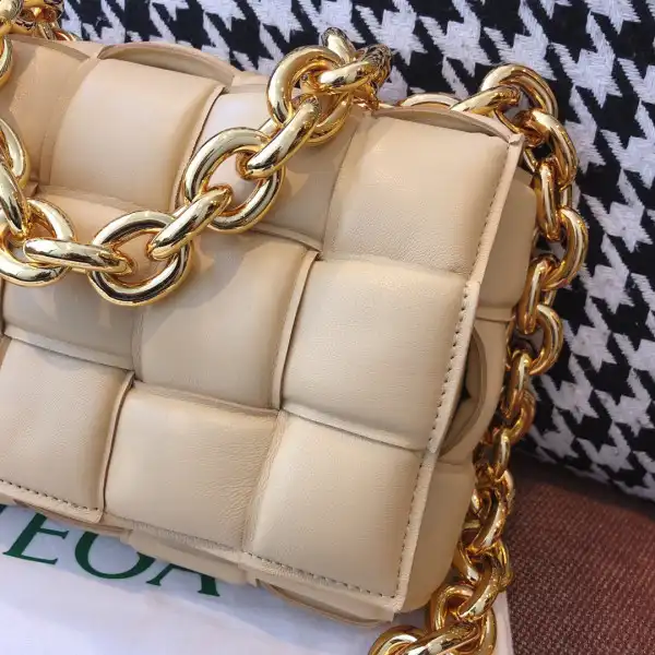 Firstbag Ru BOTTEGA VENETA THE CHAIN CASSETTE