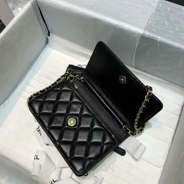 First bag ru CHANEL MINI WALLET ON CHAIN