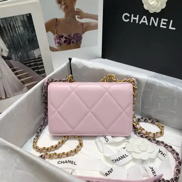 Frstbag ru CHANEL19 WALLET ON CHAIN