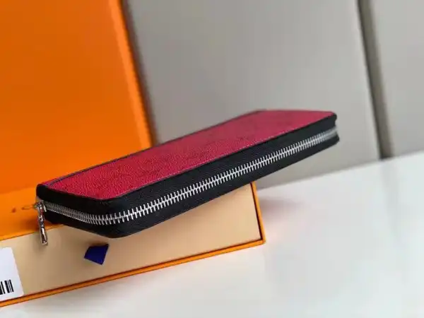 LOUIS VUITTON ZIPPY WALLET