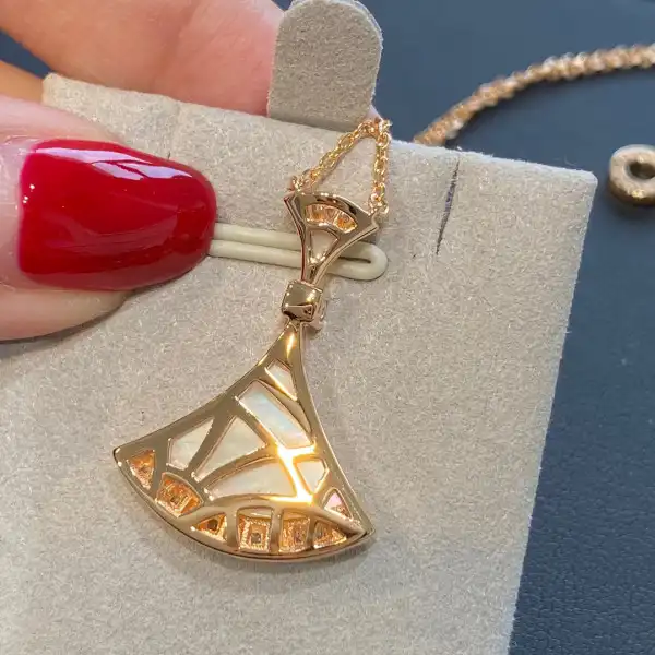 First bag ru BVLGARI DIVAS’ DREAM NECKLACE