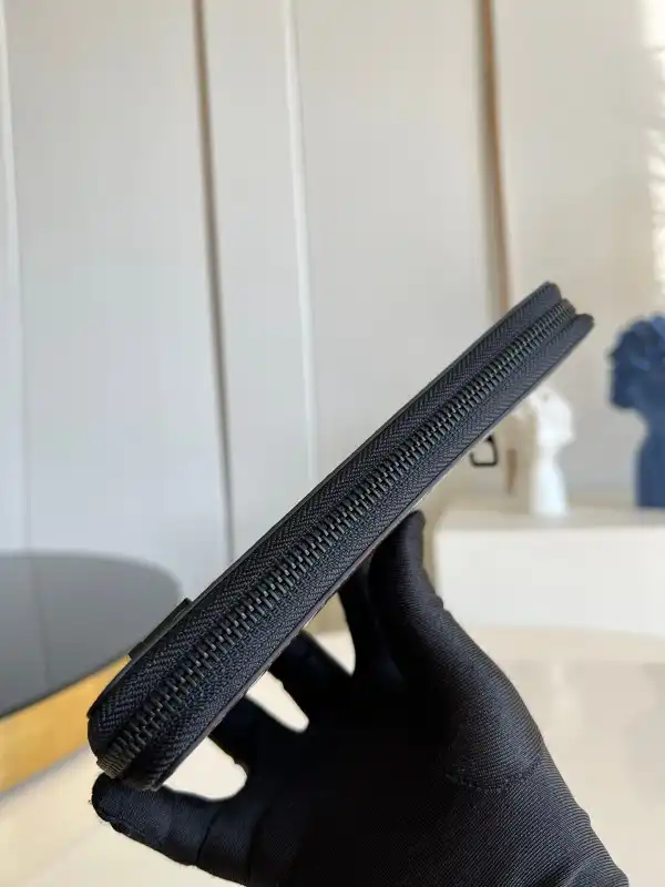 TO LOUIS VUITTON ZIPPY WALLET