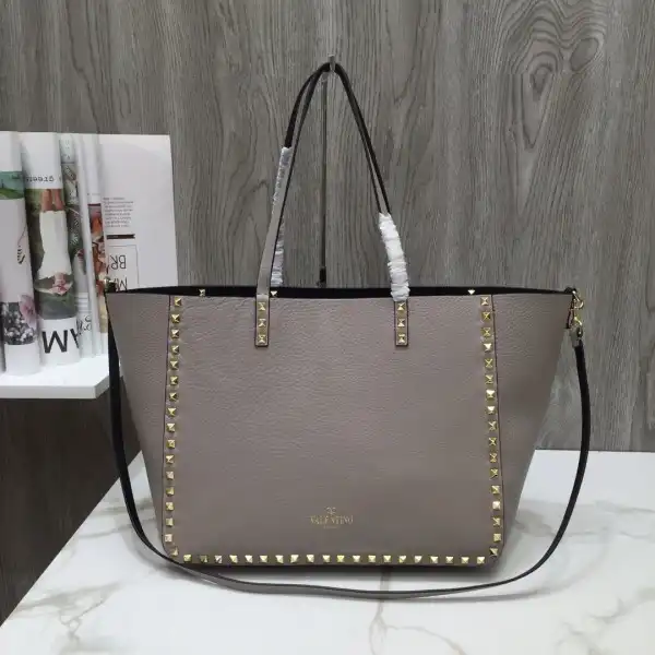 Frstbag ru VALENTINO MEDIUM GRAIN CALFSKIN LEATHER ROCKSTUD BAG