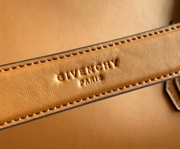 GIENVCHY ANTIGONA SOFT