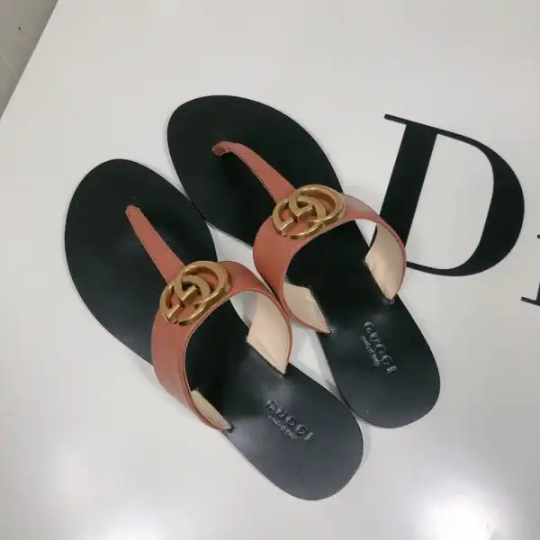 GUCCI Leather thong sandal with Double G