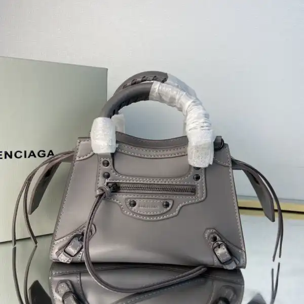 Bagsoffer BALENCIAGA NEO CLASSIC MINI TOP HANDLE BAG