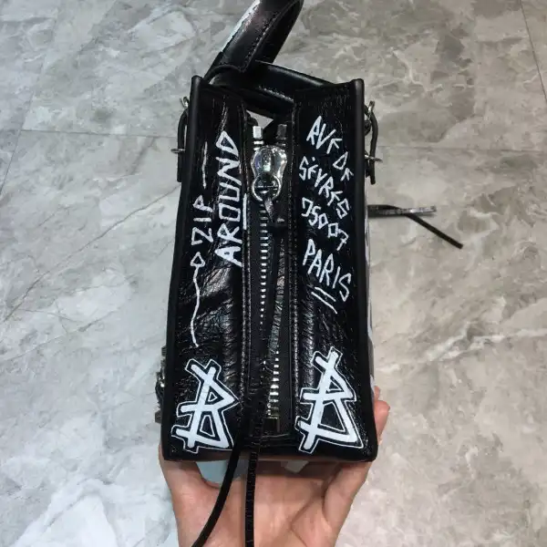 First bag ru BALENCIAGA CHANELASSIC CITY GRAFFITI