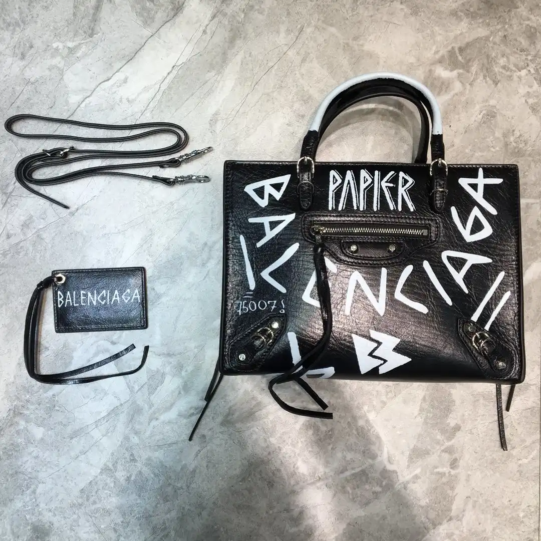 First bag ru BALENCIAGA CHANELASSIC CITY GRAFFITI