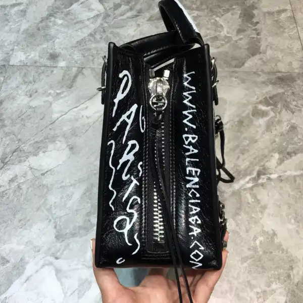 First bag ru BALENCIAGA CHANELASSIC CITY GRAFFITI