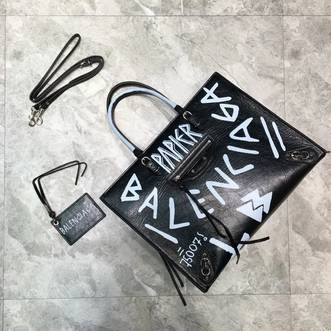 First bag ru BALENCIAGA CHANELASSIC CITY GRAFFITI