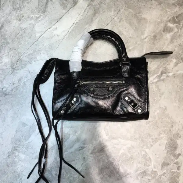 First bag ru BALENCIAGA CHANELASSIC CITY