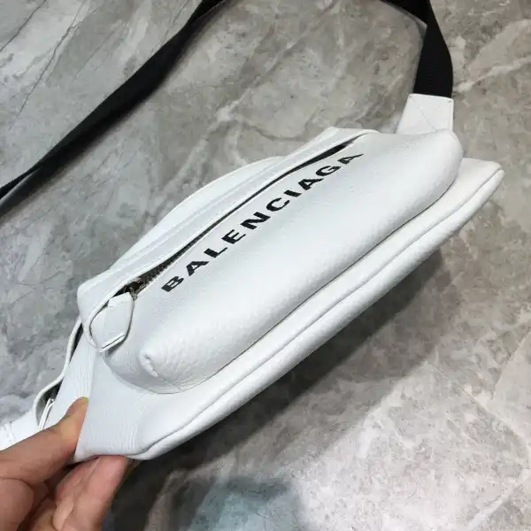 Firstbag Ru BALENCIAGA EVERYDAY BELTPACK