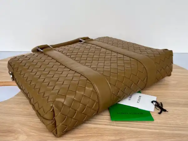 First bag ru Bottega Veneta Slim Intrecciato Briefcase