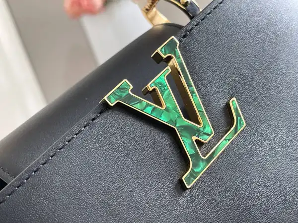 First bag ru LOUIS VUITTON CAPUCINES BB