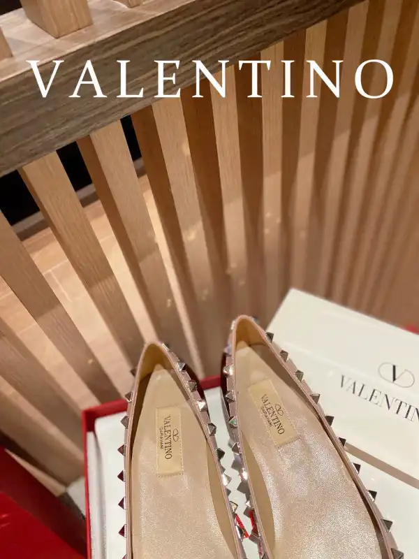 Yupoo bagsoffer VALENTINO ROCKSTUD FLAT