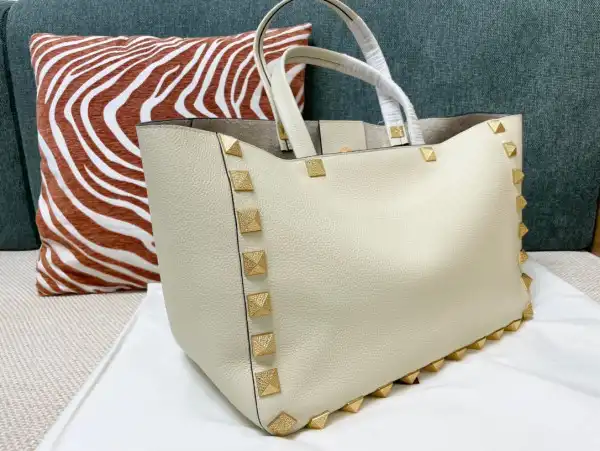 Bagsoffer yupoo VALENTINO GARAVANI ROMAN STUD TOTE BAG