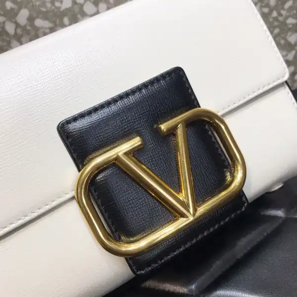 Yupoo bagsoffer Valentino STUD SIGN SHOULDER BAG