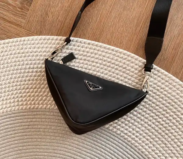 Bagsoffer PRADA Triangle BAG