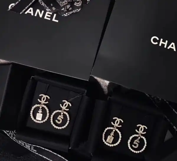 CHANEL EARRING 2020