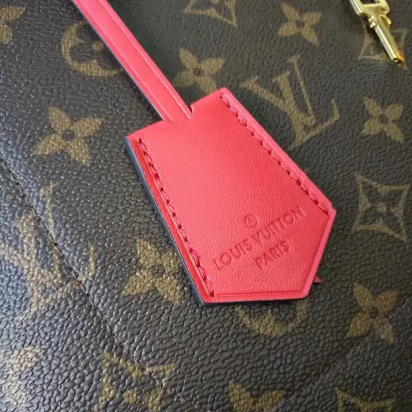 First bag ru Louis Vuitton FLOWER TOTE