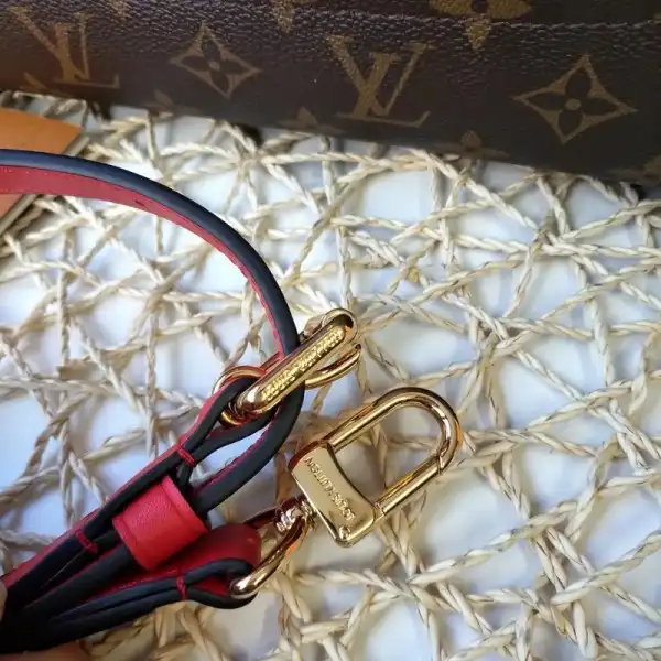 First bag ru Louis Vuitton FLOWER TOTE