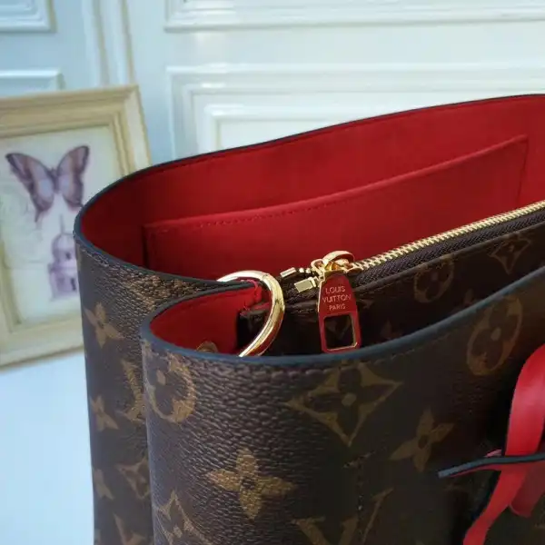 First bag ru Louis Vuitton FLOWER TOTE