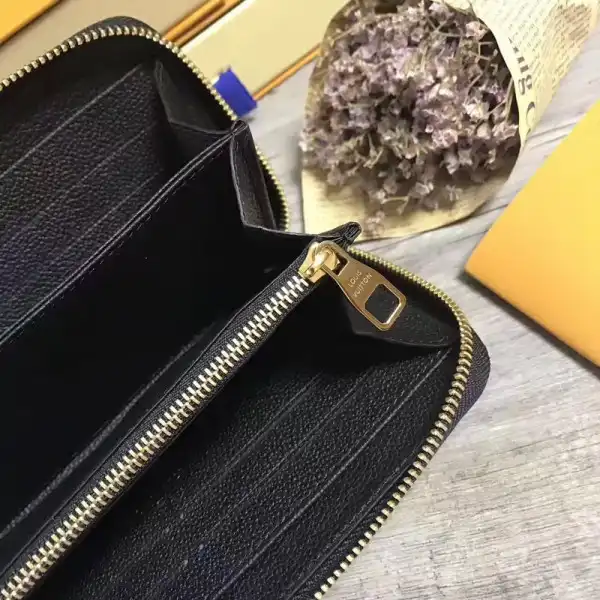 First bag ru Louis Vuitton ZIPPY WALLET