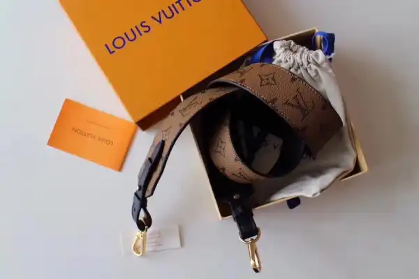 Yupoo bagsoffer Louis Vuitton BANDOULIERE XL