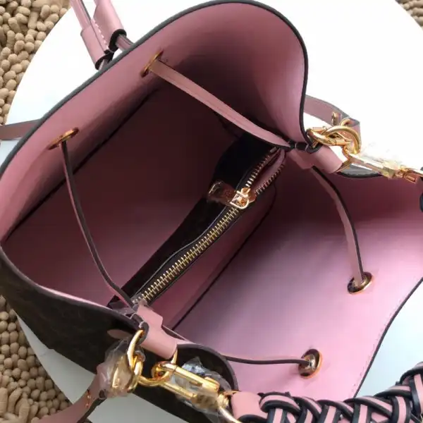 First bag ru LOUIS VUITTON NÉONOÉ