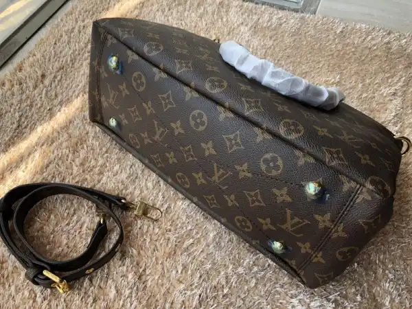 First bag ru Louis Vuitton PALLAS