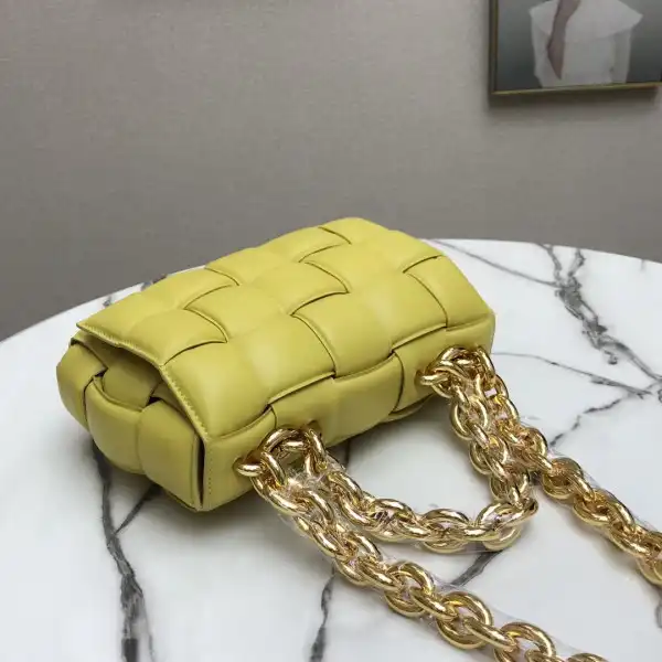 First Bag Ru BOTTEGA VENETA THE CHAIN CASSETTE