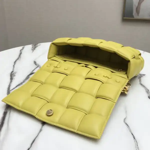 First Bag Ru BOTTEGA VENETA THE CHAIN CASSETTE