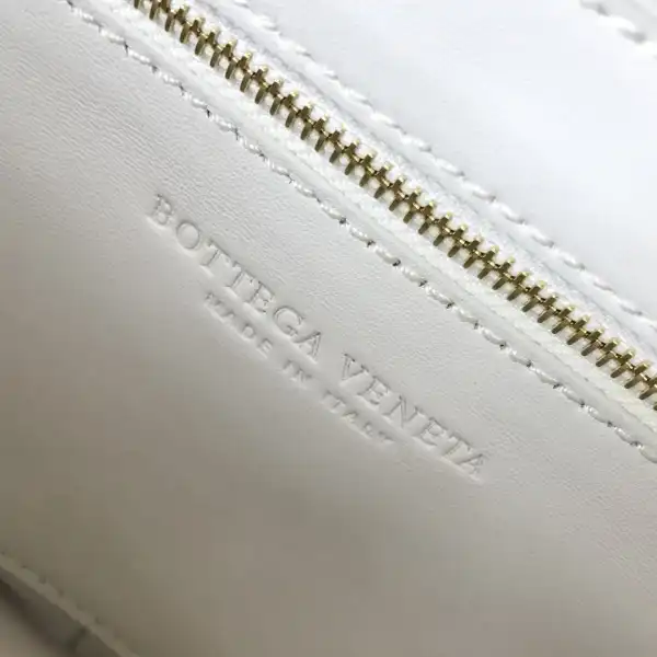 First Bag Ru BOTTEGA VENETA THE CHAIN CASSETTE