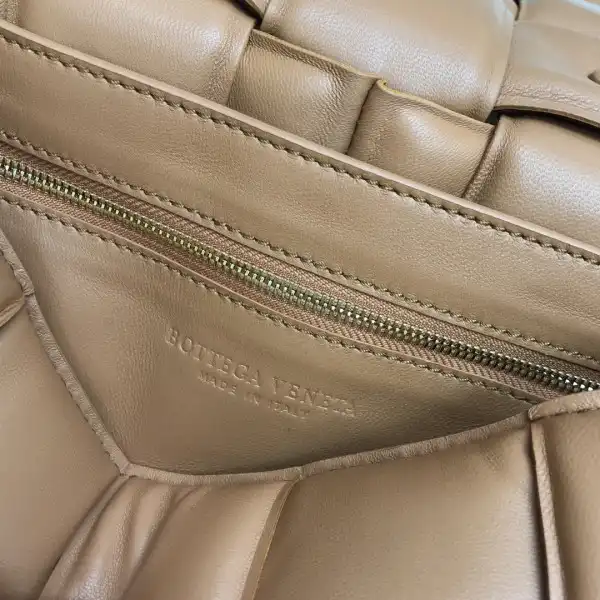 First bag ru BOTTEGA VENETA THE CHAIN CASSETTE