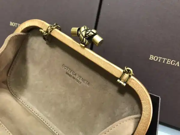 Firstbag Ru BOTTEGA VENETA CHAIN KNOT