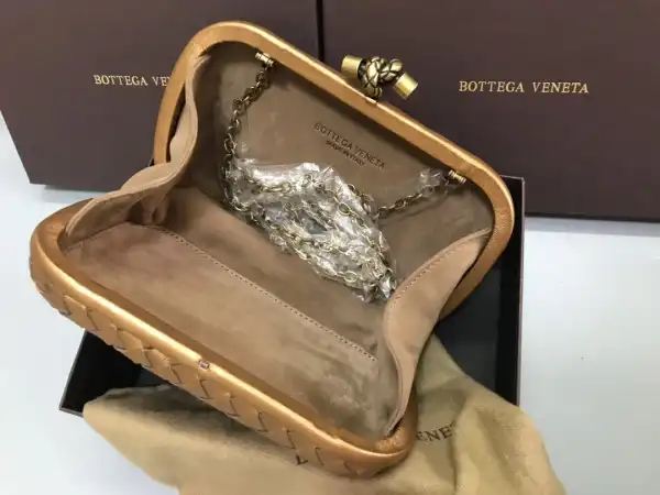 Firstbag Ru BOTTEGA VENETA CHAIN KNOT