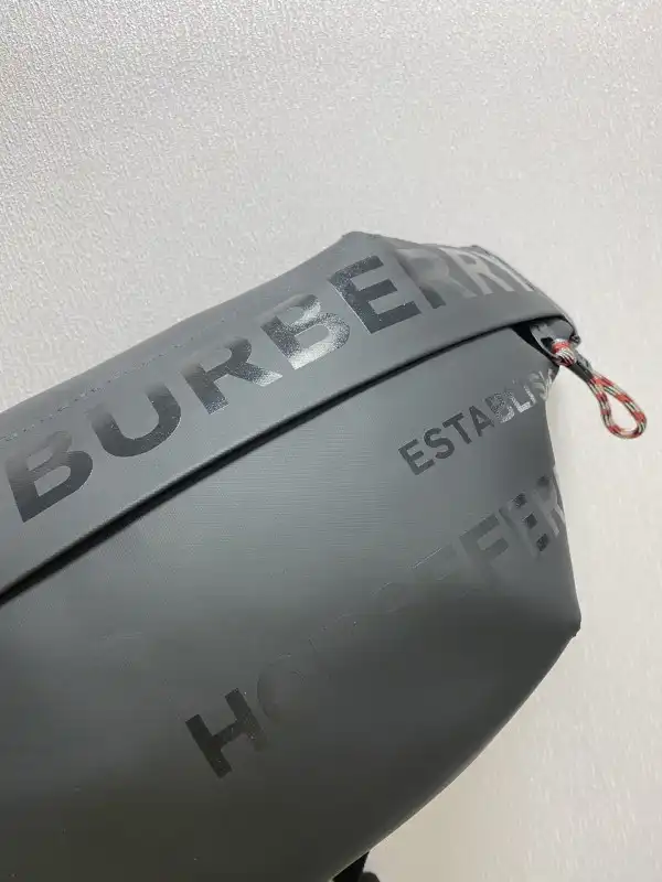 Bagsoffer BURBERRY BUM BAG