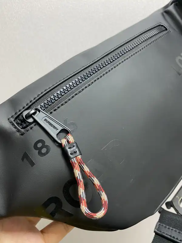 Bagsoffer BURBERRY BUM BAG