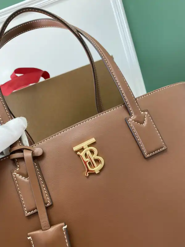 Bagsoffer BURBERRY Medium Monogram Motif Leather Tote