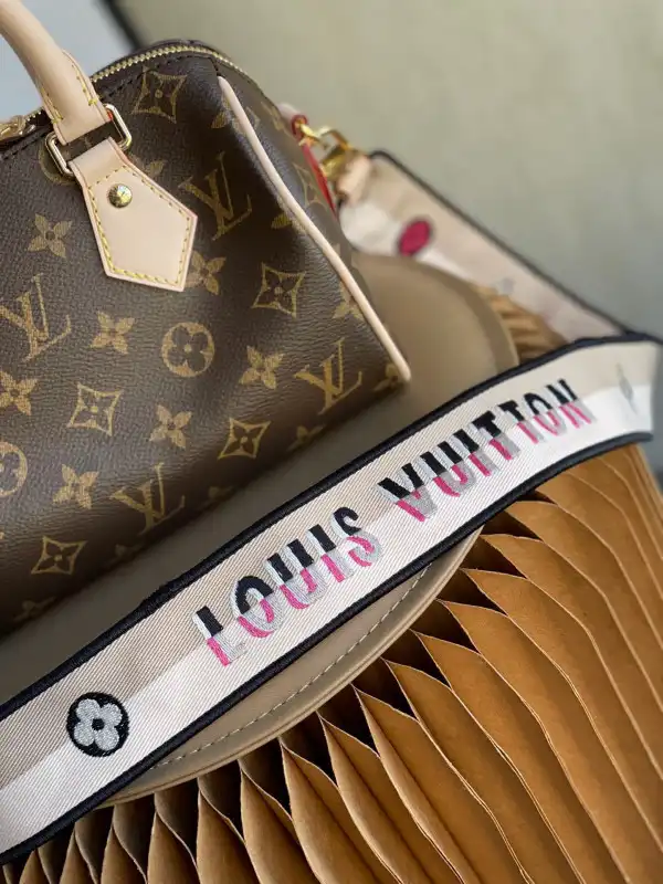 Repladies offers premium fake Louis bags at unbeatable prices. Our products are cheap because we focus on direct sales Louis Vuitton SPEEDY BANDOULIÈRE 20