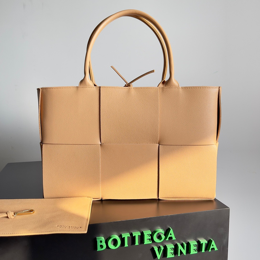 HOT SALE BOTTEGA VENETA ARCO MEDIUM TOTE