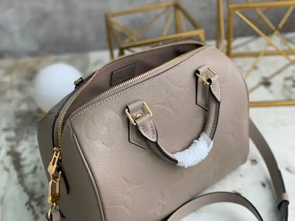 First bag ru LOUIS VUITTON SPEEDY BANDOULIÈRE 25