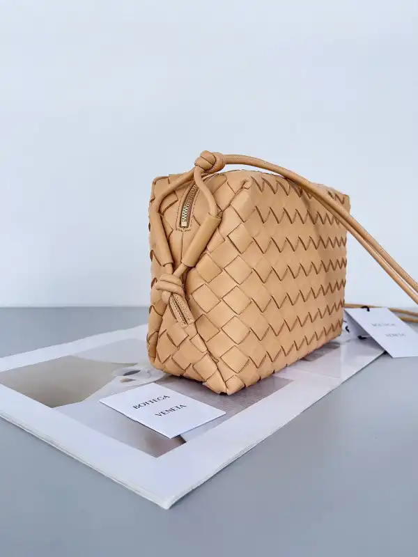 Bagsoffer BOTTEGA VENETA Small Loop Camera Bag