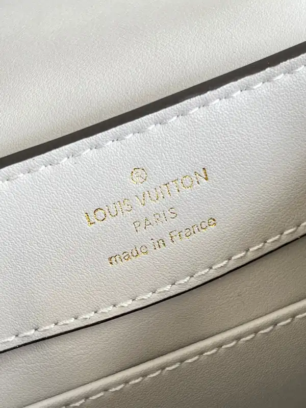 First bag ru LOUIS VUITTON CAPUCINES MINI