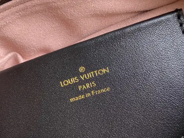 First bag ru LOUIS VUITTON SPEEDY BANDOULIÈRE 22