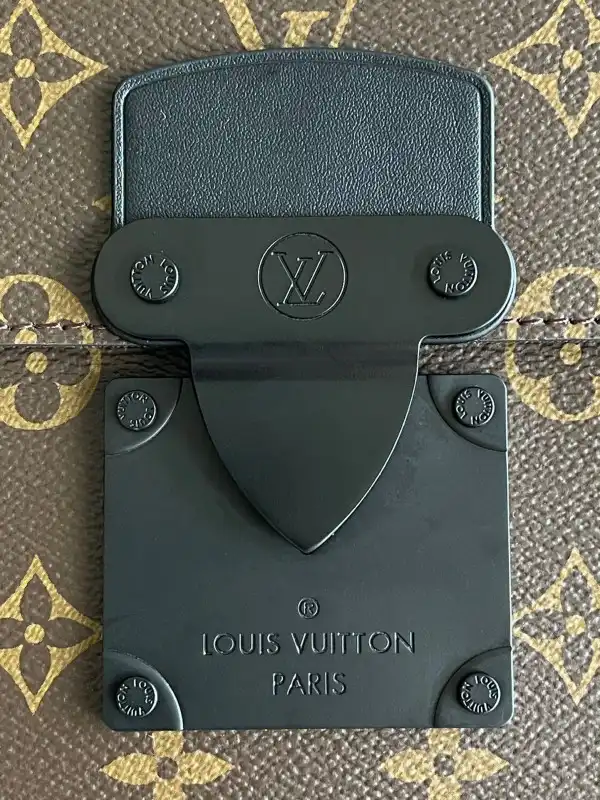 First bag ru LOUIS VUITTON S LOCK A4 POUCH