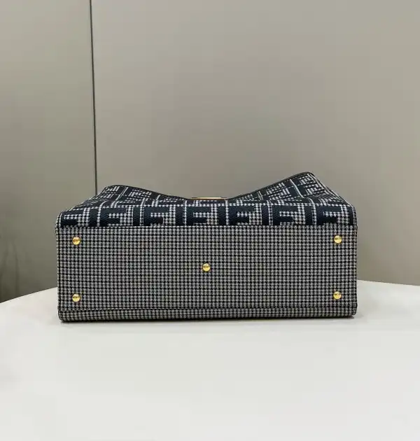 First Bag Ru FENDI PEEKABOO X-TOTE